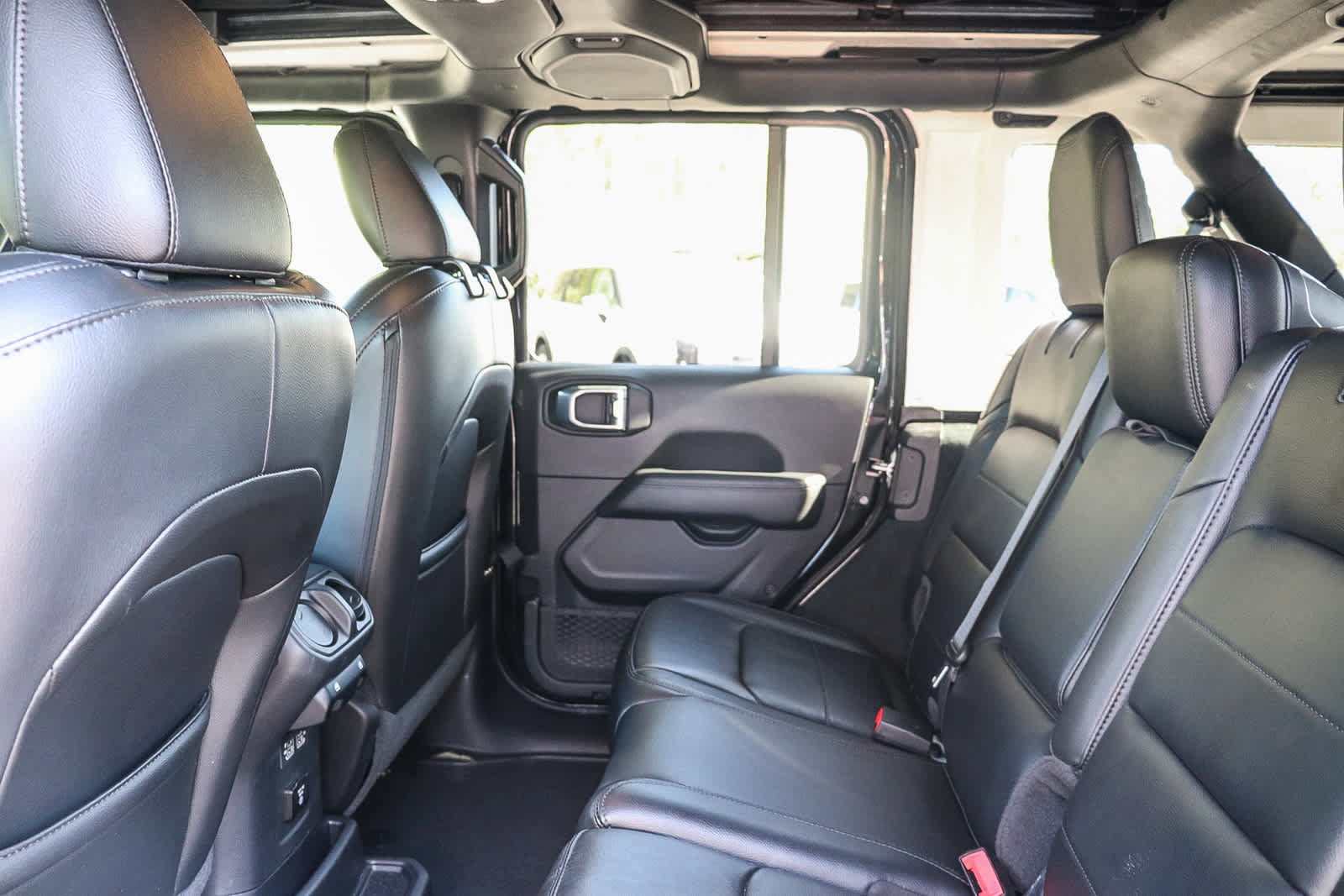 Used 2022 Jeep Wrangler Unlimited Sahara AWD/4WD image 14