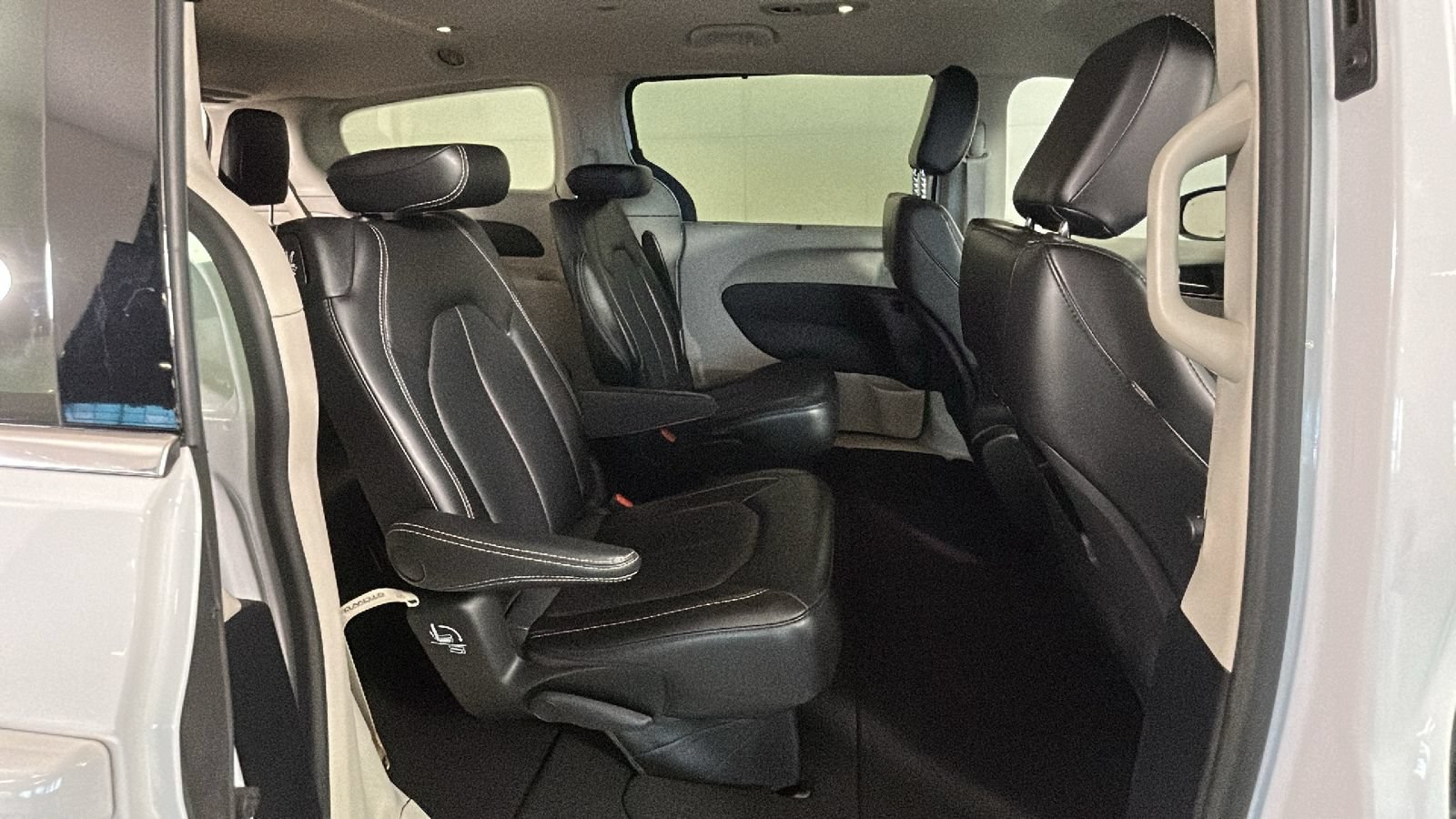 Used 2024 Chrysler Pacifica Touring-L FWD image 33