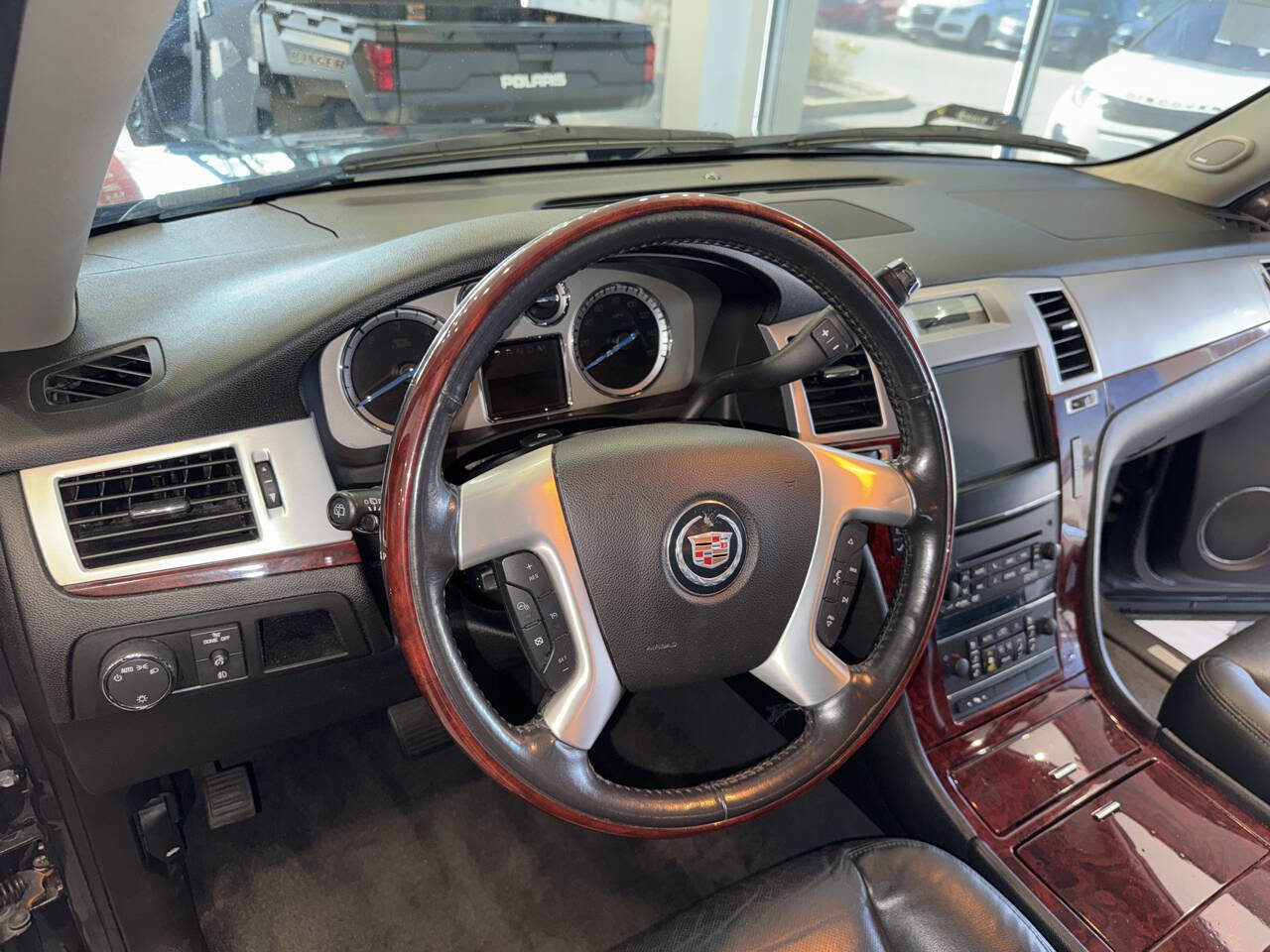 Used 2011 Cadillac Escalade Luxury image 25