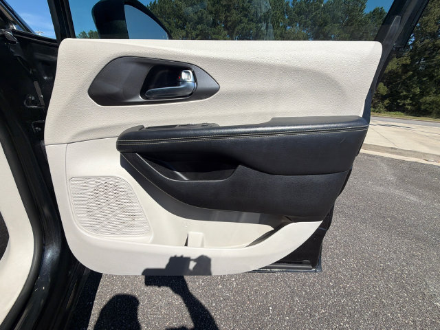 Used 2023 Chrysler Pacifica Touring-L FWD image 14