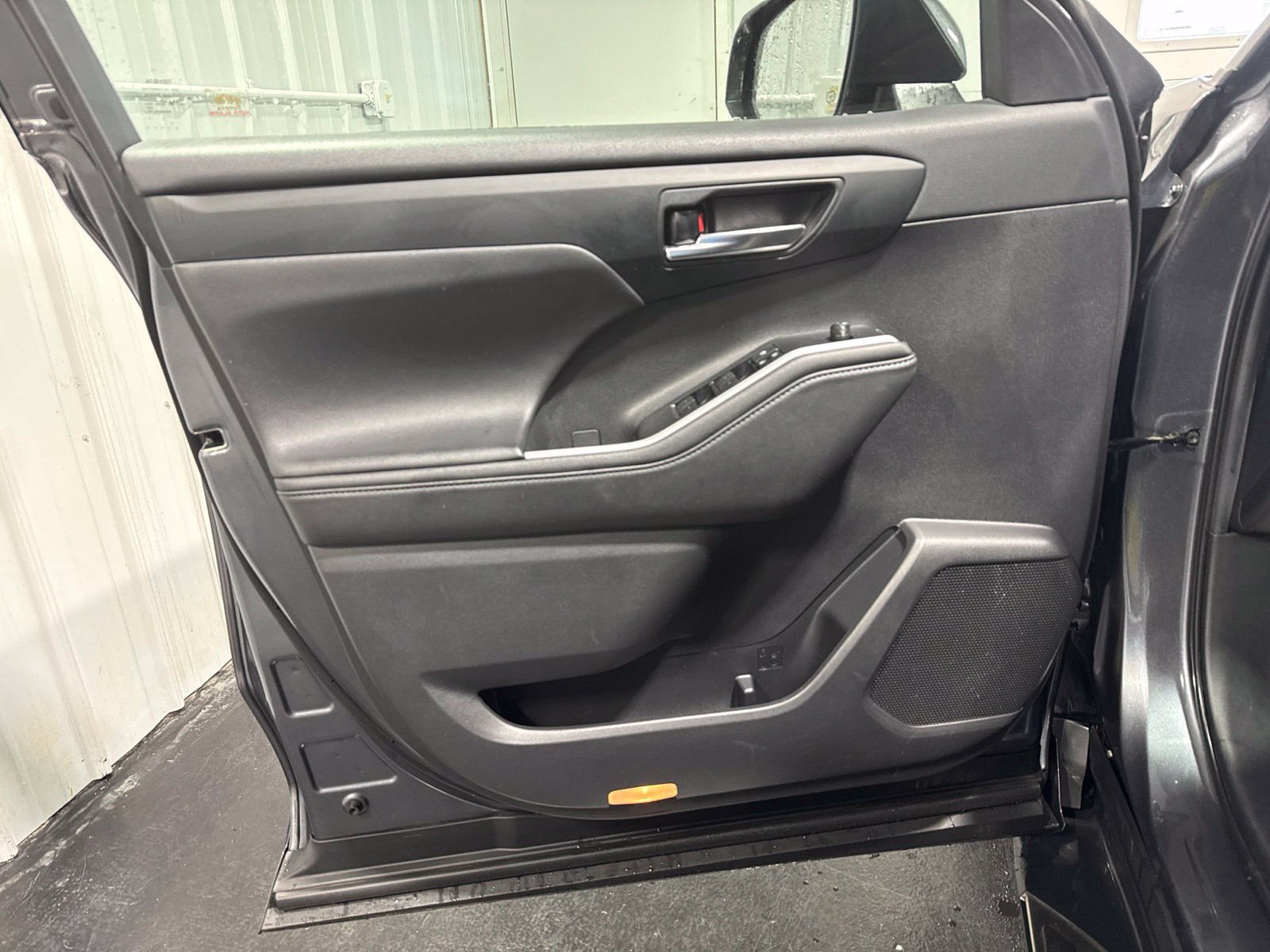 Used 2020 Toyota Highlander XLE AWD/4WD image 29