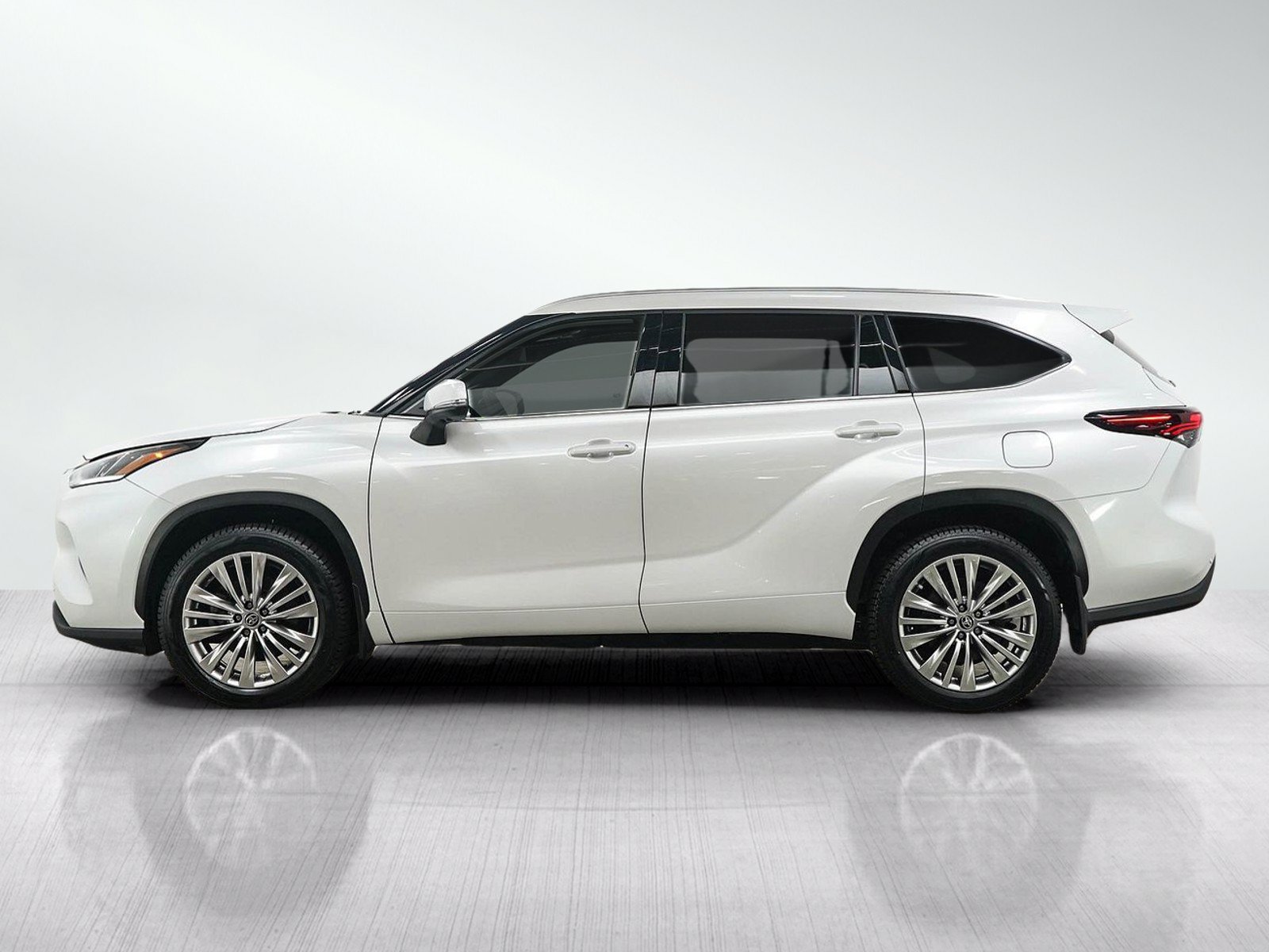 Used 2024 Toyota Highlander Platinum AWD/4WD image 2