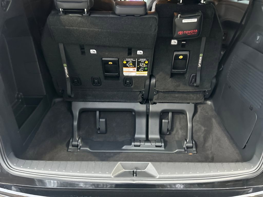 Used 2025 Toyota Sienna Platinum image 27