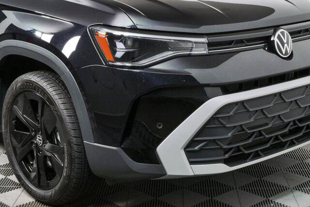 Used 2025 Volkswagen Taos SE w/ Panoramic Sunroof Package FWD image 35