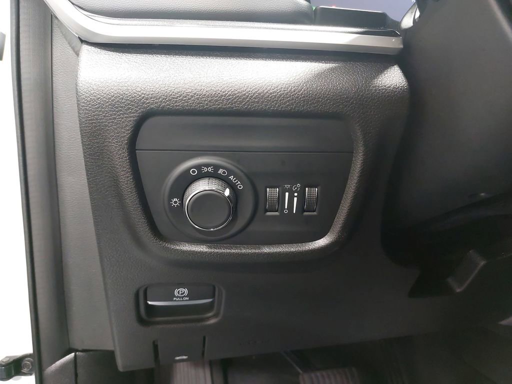 Used 2023 Jeep Grand Cherokee L Laredo image 28