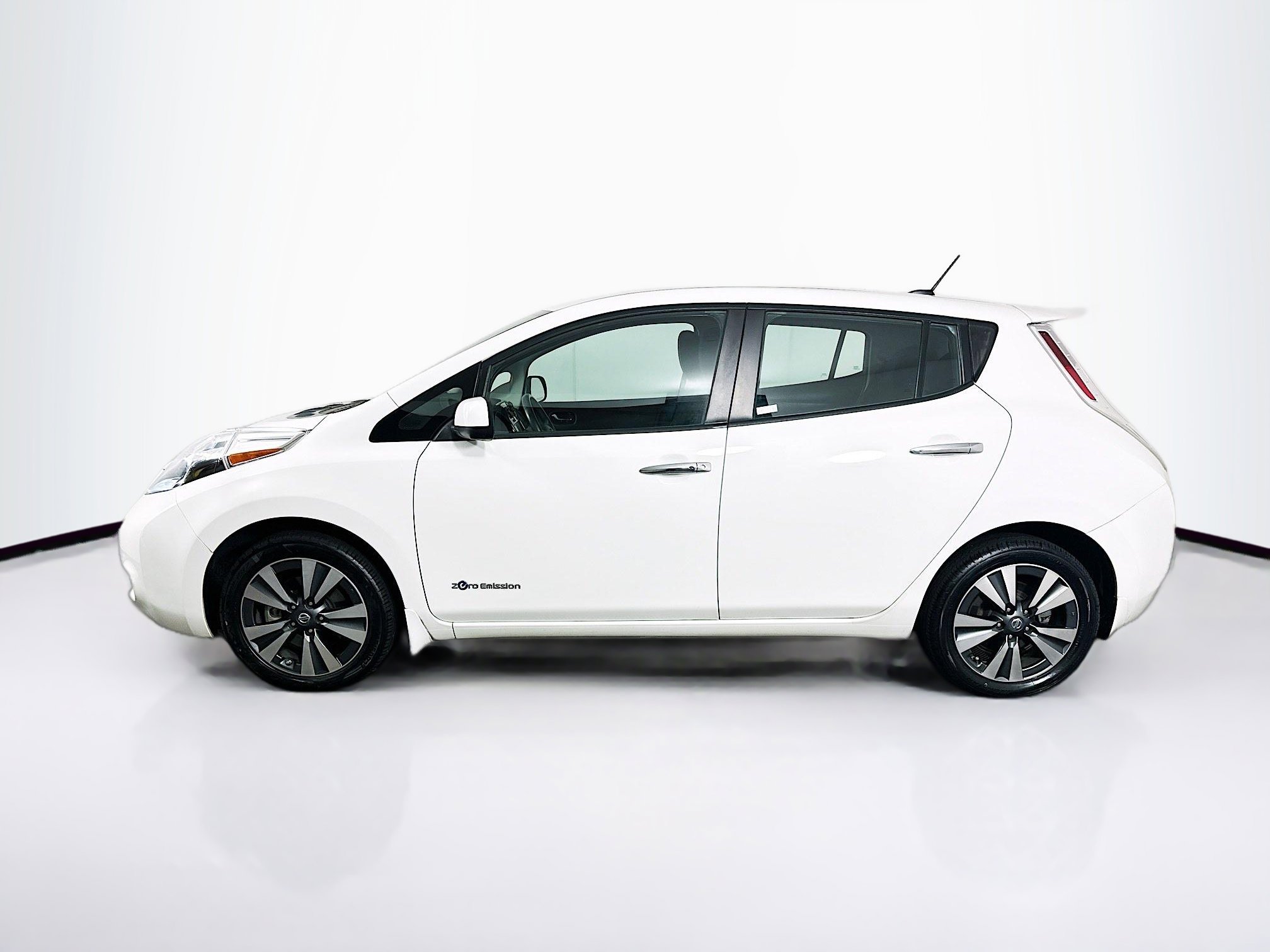 Used 2017 Nissan Leaf SV w/ Premium Package image 4