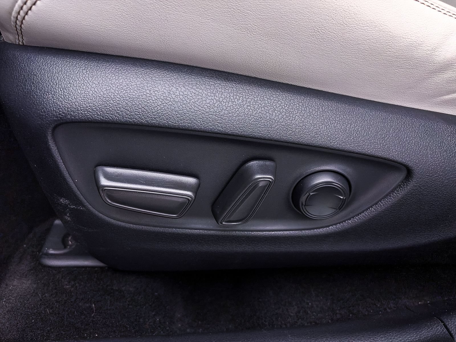 Used 2019 Toyota RAV4 XLE Premium w/ Carpet Mat Package FWD image 18