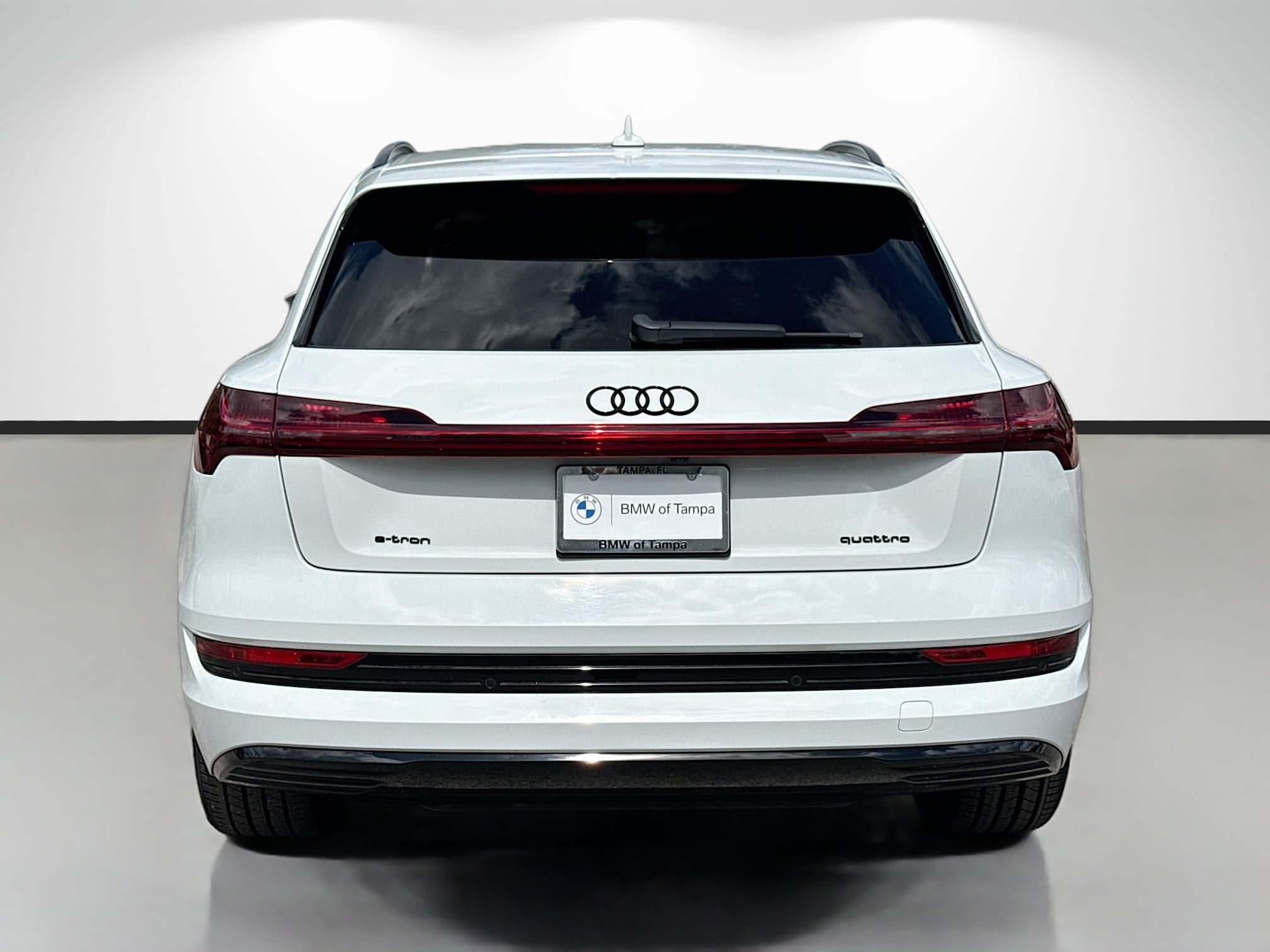 Used 2022 Audi e-tron Premium Plus w/ Premium Plus Package AWD/4WD image 4