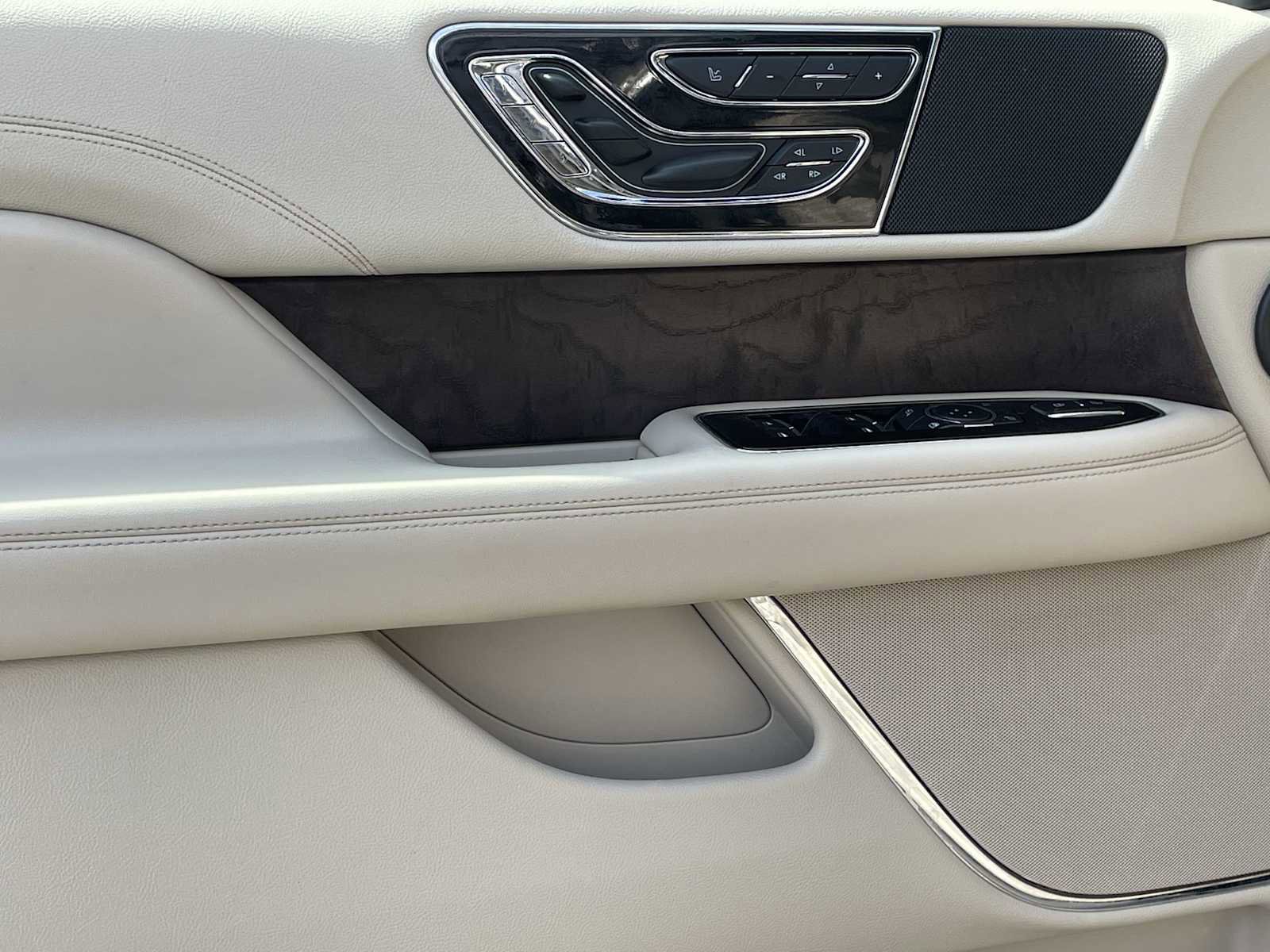 Used 2019 Lincoln Navigator Select image 12