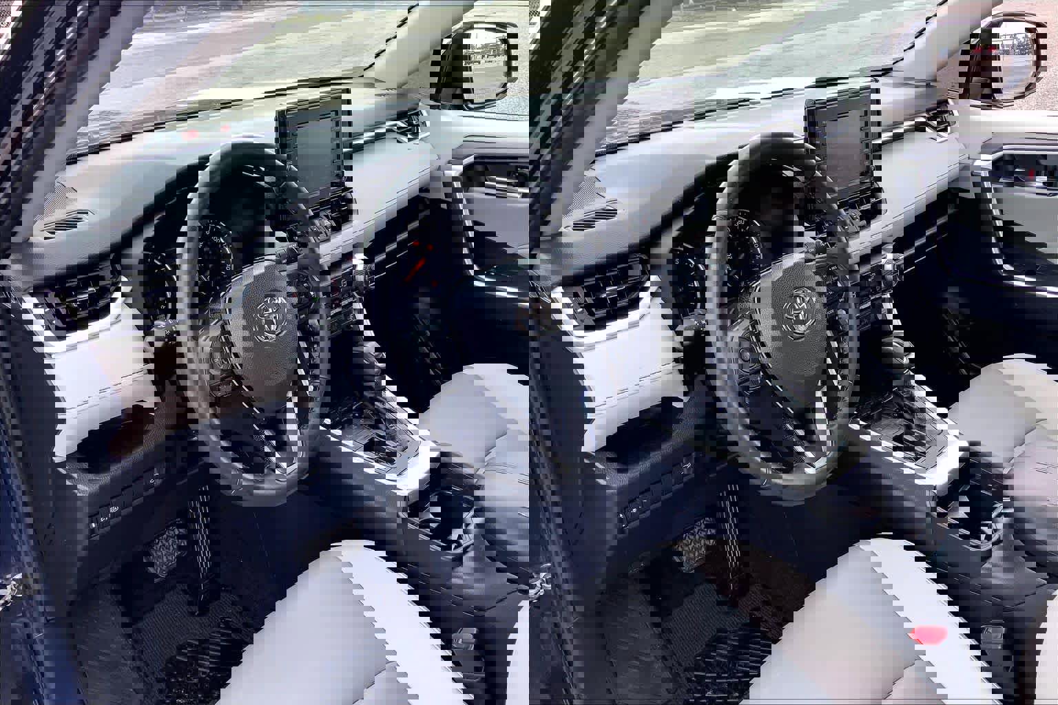 Used 2021 Toyota RAV4 XLE Premium image 17