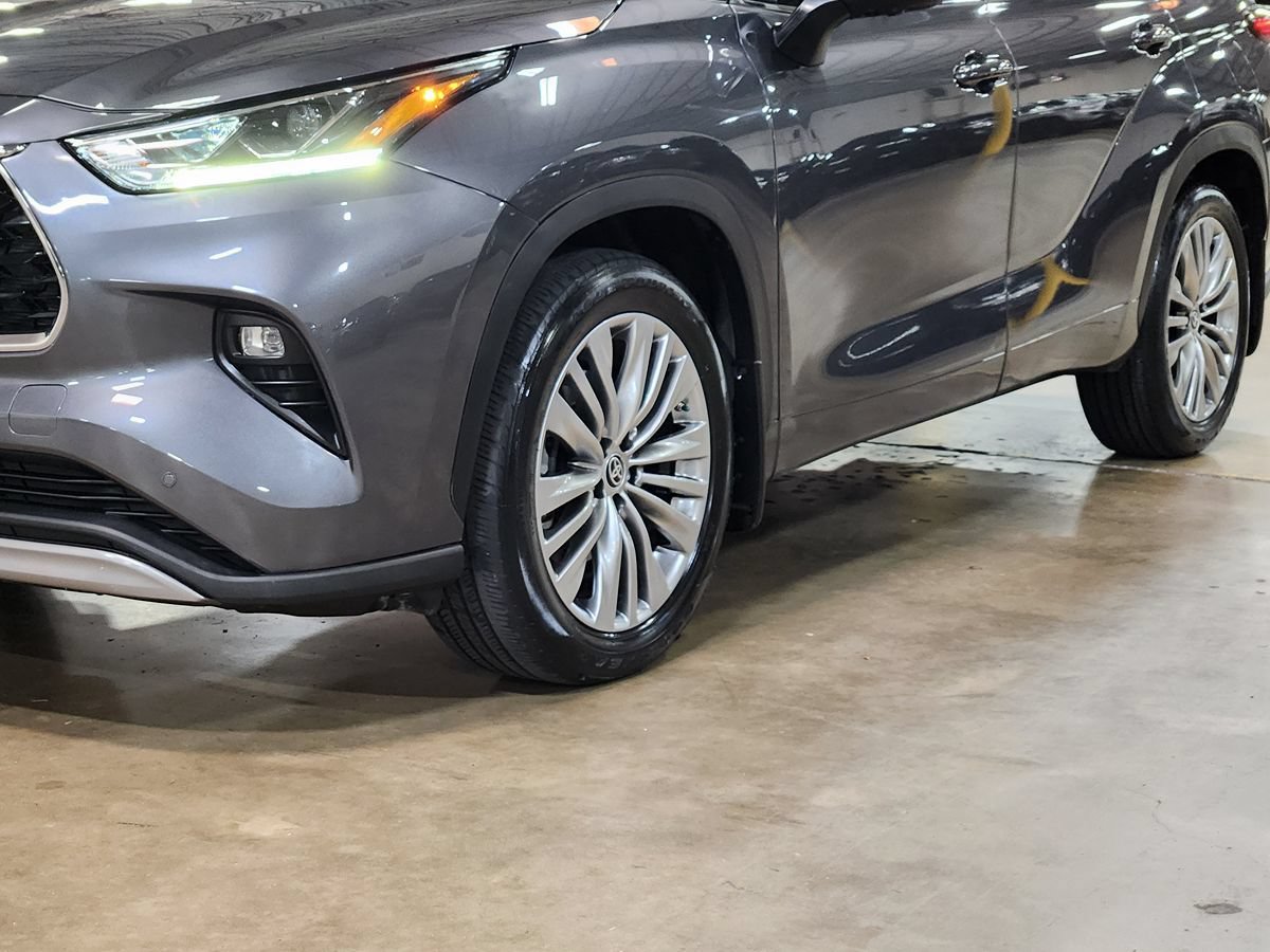 Used 2023 Toyota Highlander Platinum FWD image 17