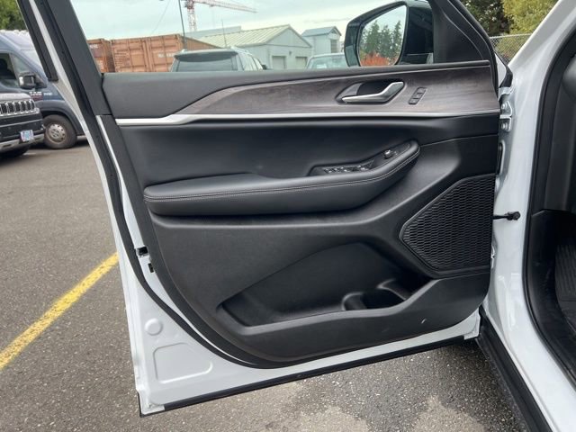 Used 2025 Jeep Grand Cherokee L Limited w/ Black Appearance Package image 16