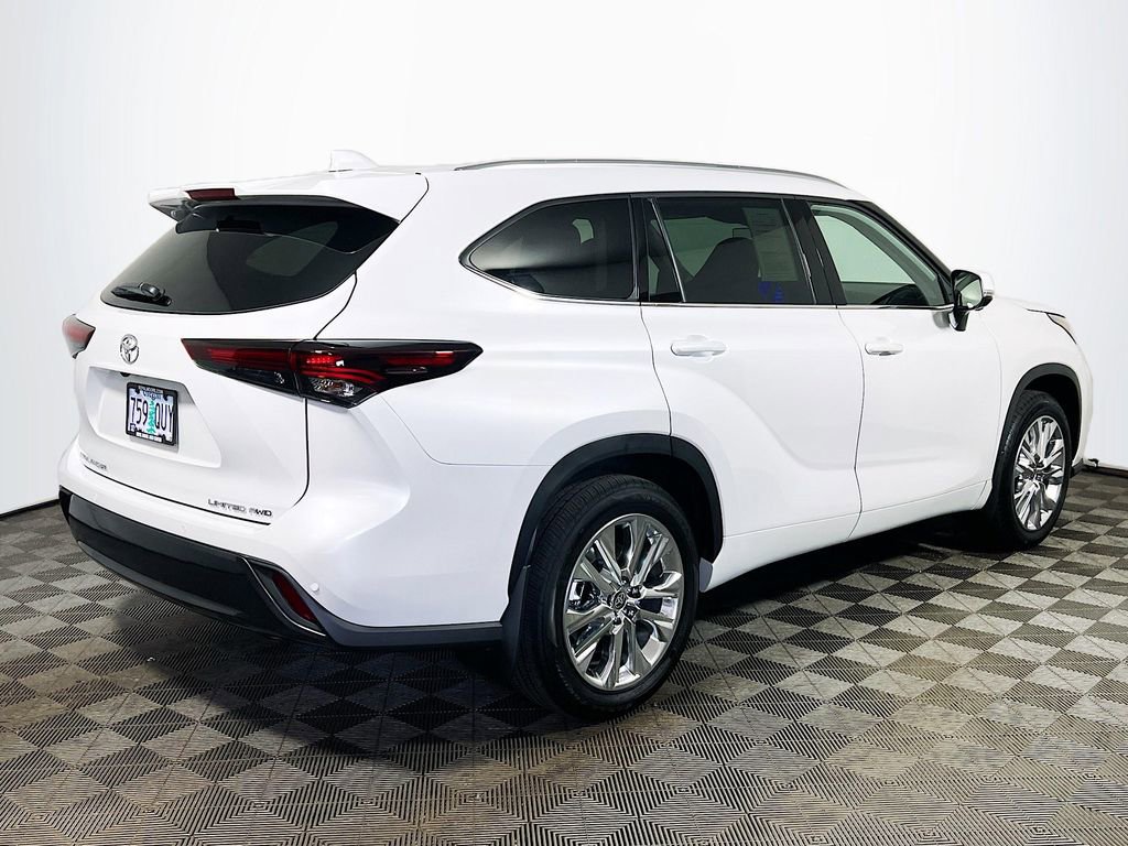 Certified 2025 Toyota Highlander Limited AWD/4WD image 8