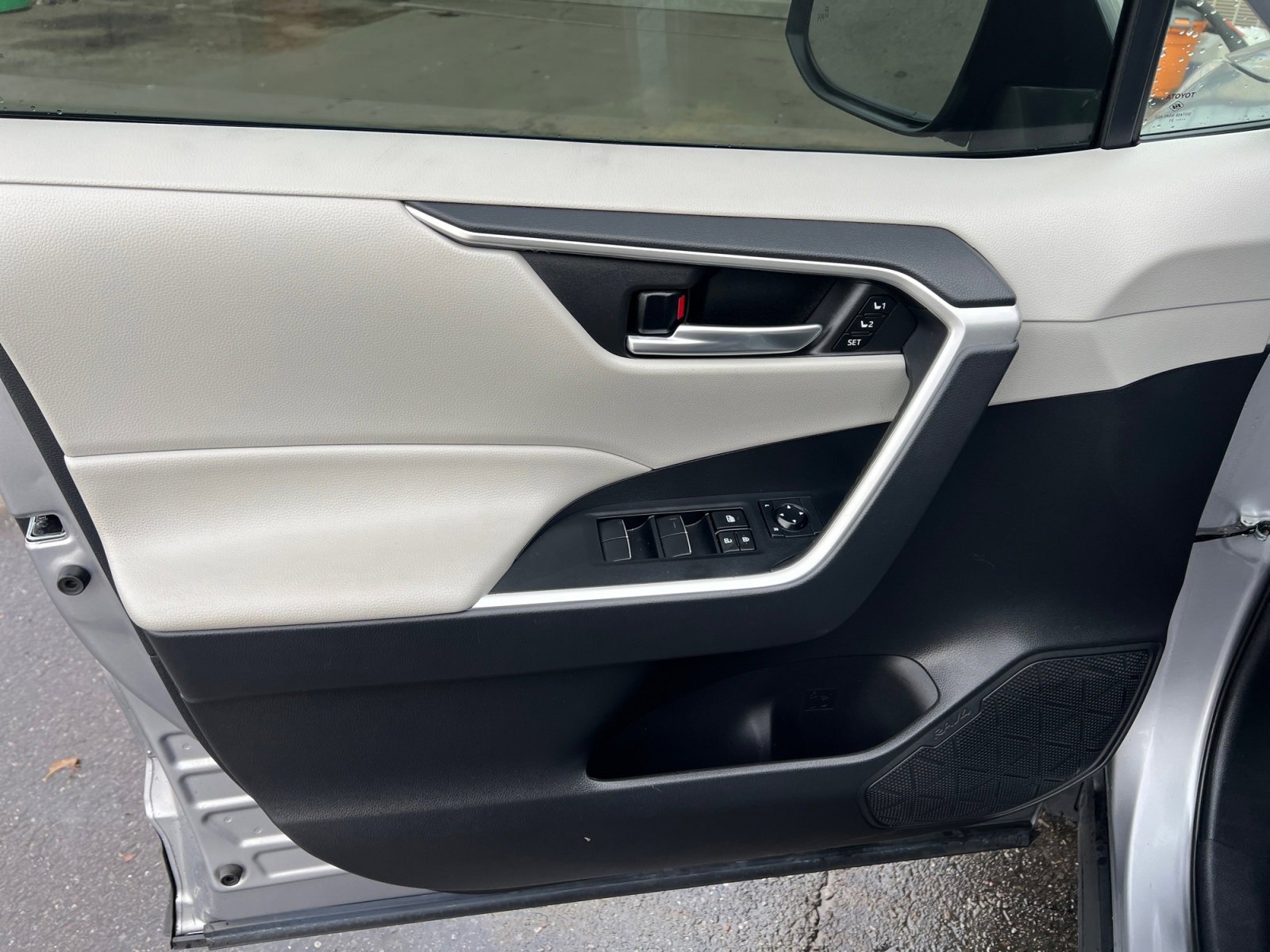 Used 2021 Toyota RAV4 XLE Premium image 19