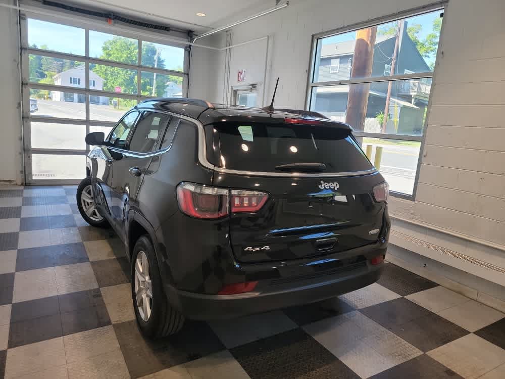 Used 2022 Jeep Compass Latitude w/ Convenience Group AWD/4WD image 3