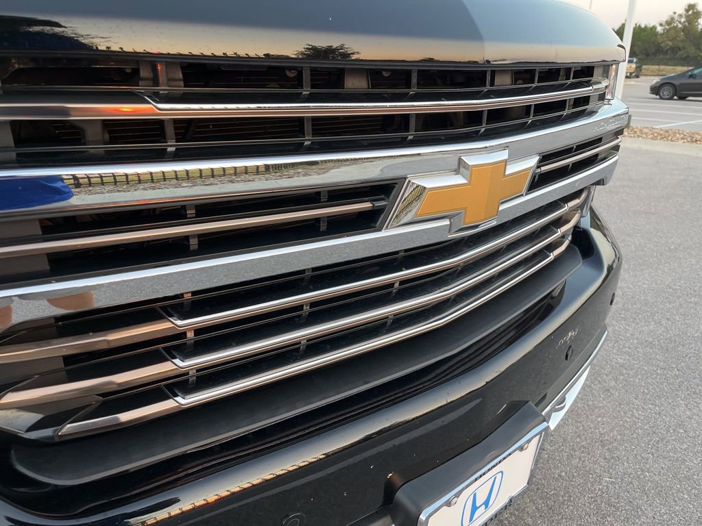 Used 2022 Chevrolet Silverado 1500 High Country w/ Safety Package II image 17