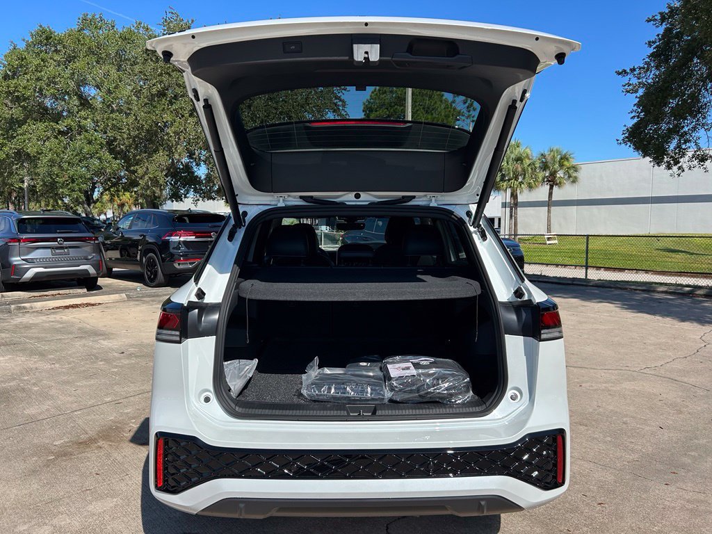 New 2026 Volkswagen Tiguan SE R-Line FWD image 44