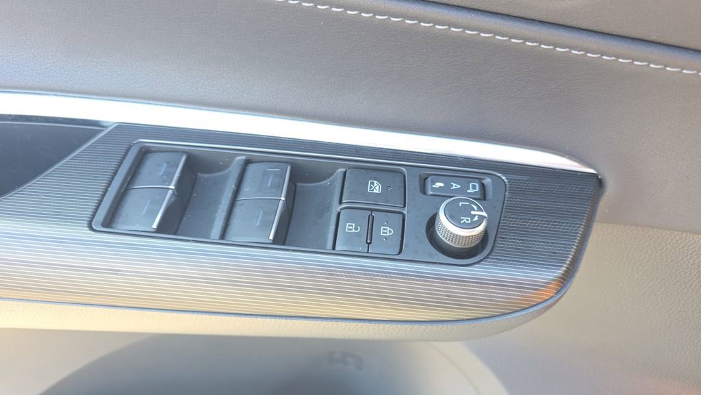 Used 2023 Toyota Venza XLE AWD/4WD image 18
