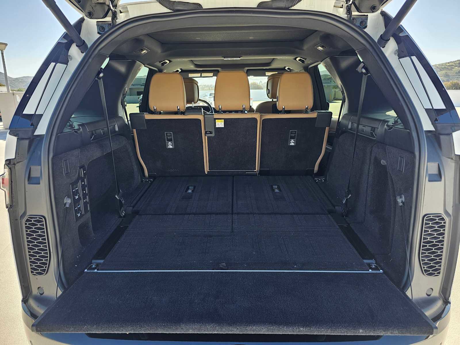 Used 2023 Land Rover Discovery HSE R-Dynamic image 15