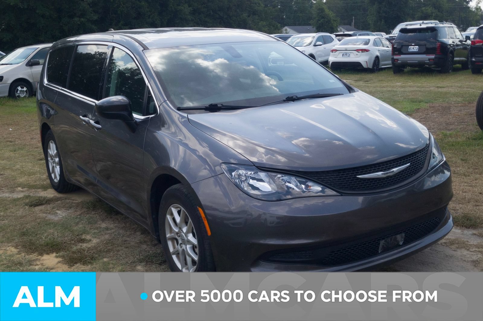 Used 2022 Chrysler Voyager LX FWD image 2