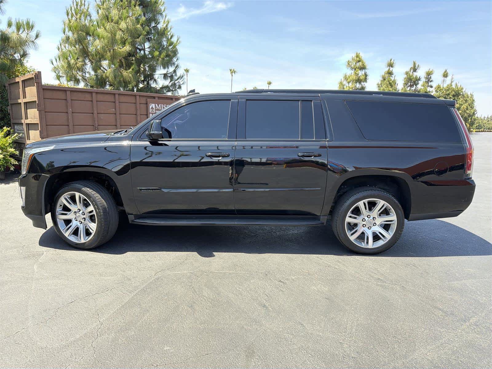 Used 2020 Cadillac Escalade ESV Luxury RWD image 3