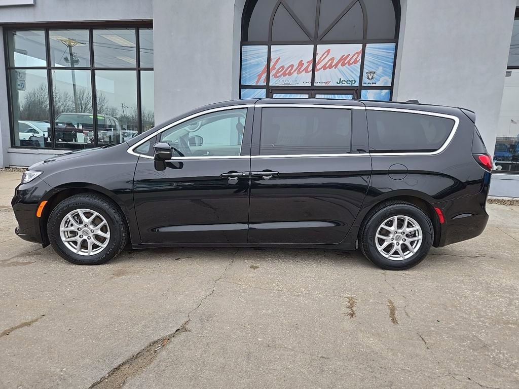 Used 2024 Chrysler Pacifica Touring-L image 5