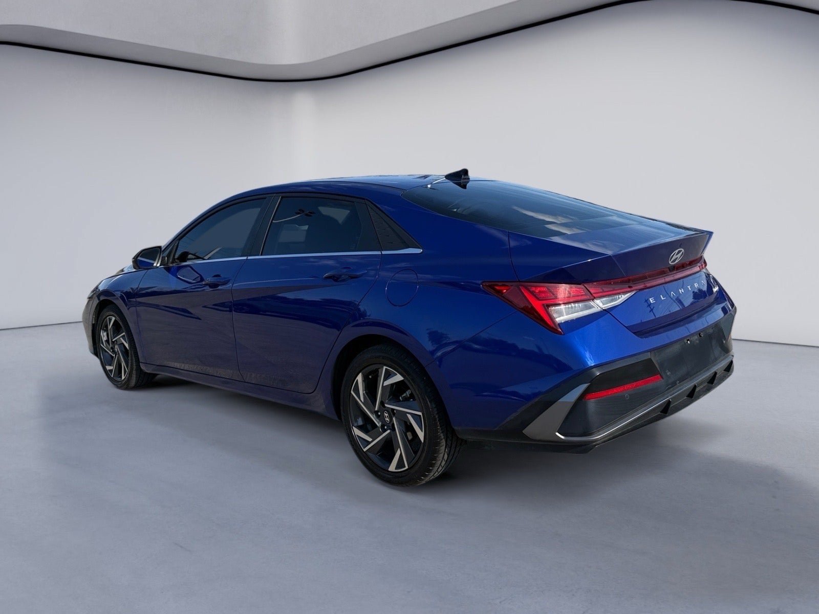 Used 2024 Hyundai Elantra Limited FWD image 3