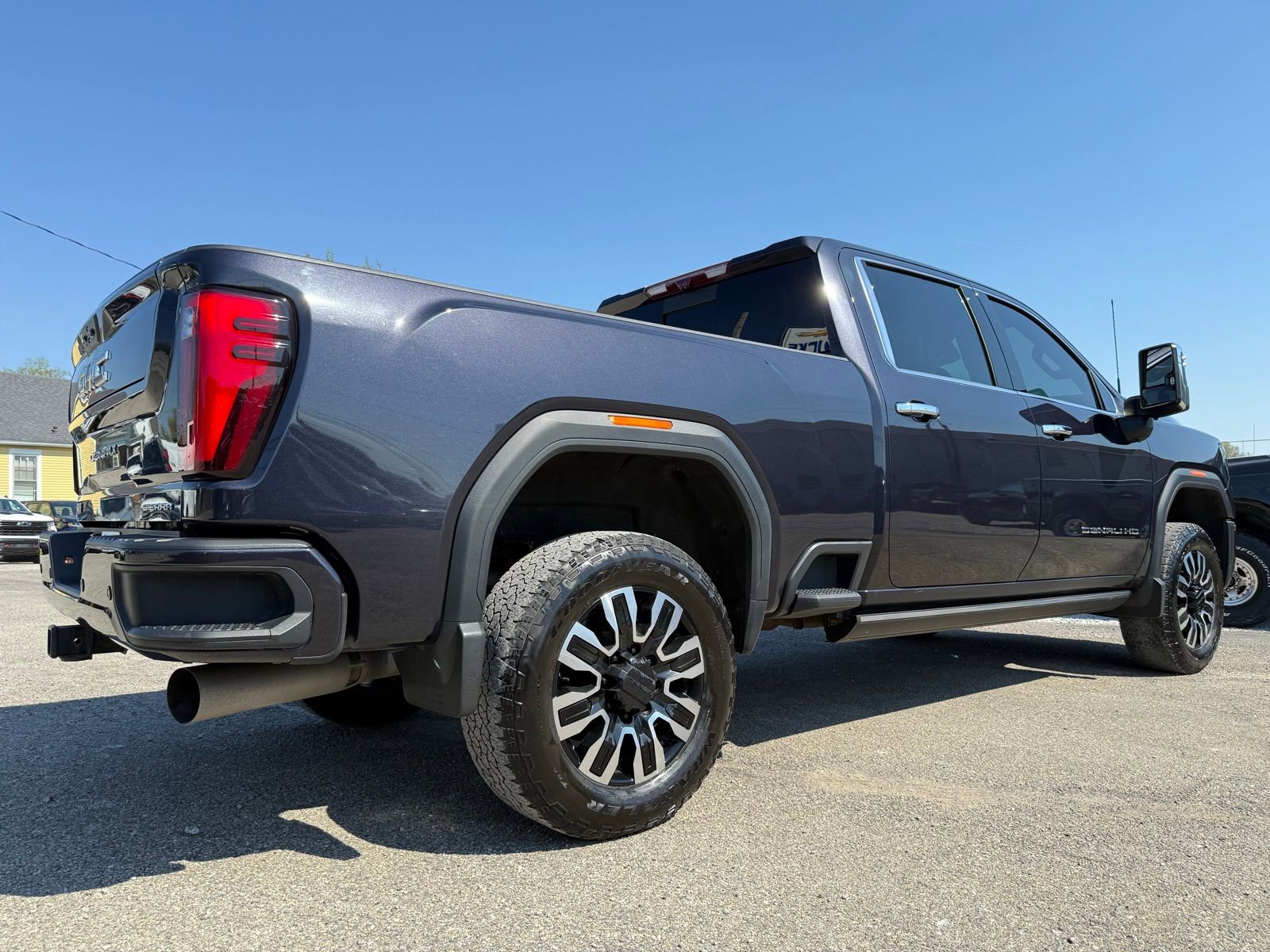 Used 2024 GMC Sierra 3500 Denali Ultimate AWD/4WD image 9