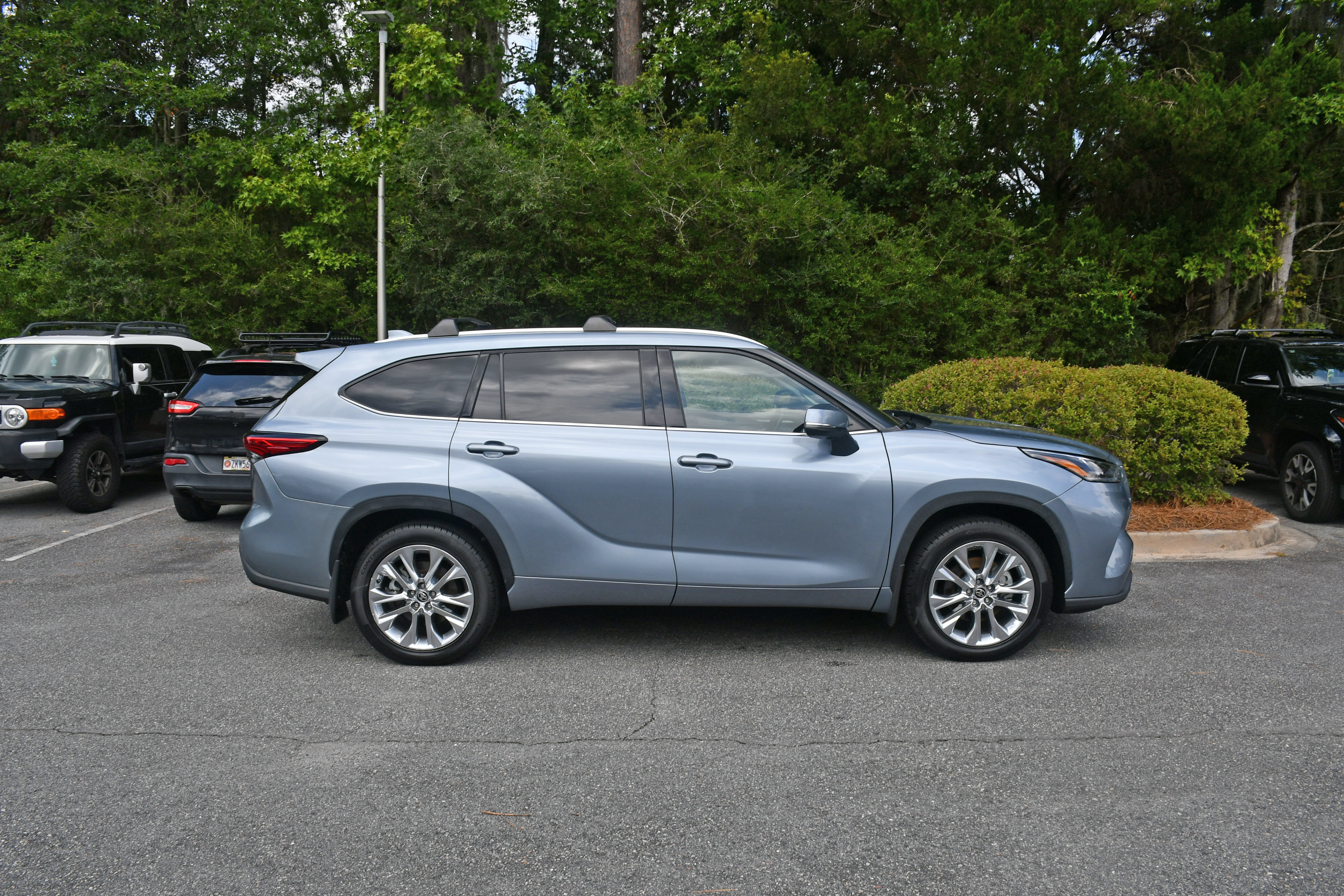 Certified 2021 Toyota Highlander Limited AWD/4WD image 5