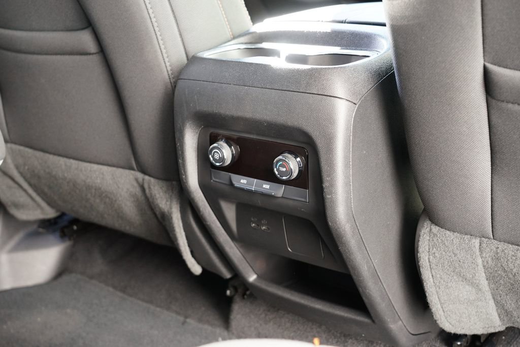 Used 2025 Chevrolet Traverse LT image 30