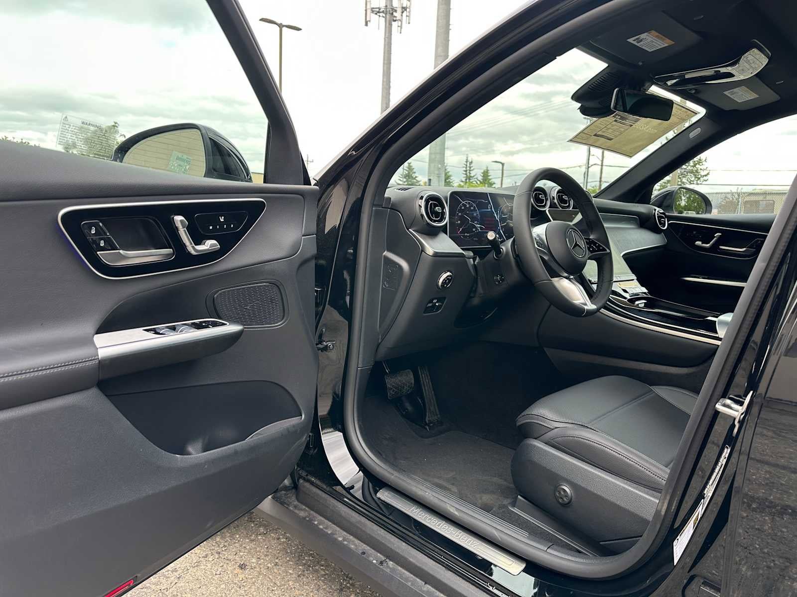 Used 2025 Mercedes-Benz GLC 300 4MATIC image 21