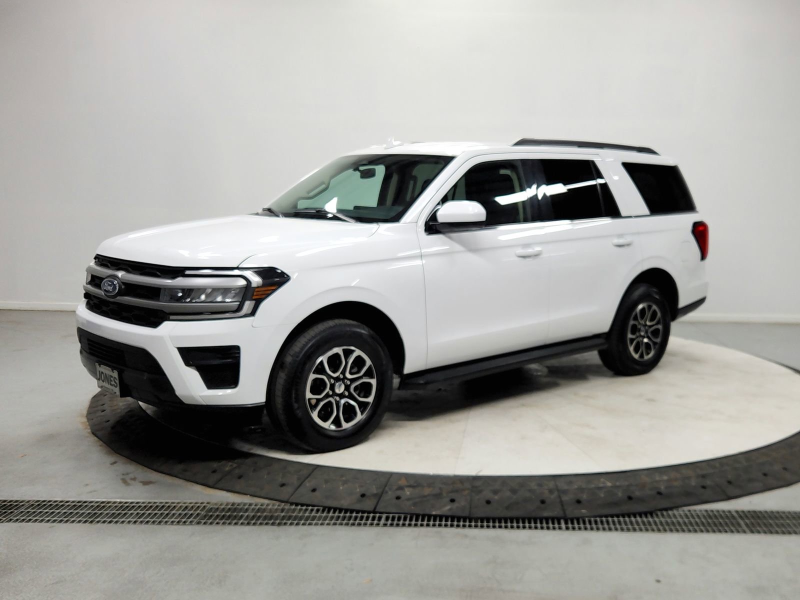 Used 2024 Ford Expedition XLT image 3