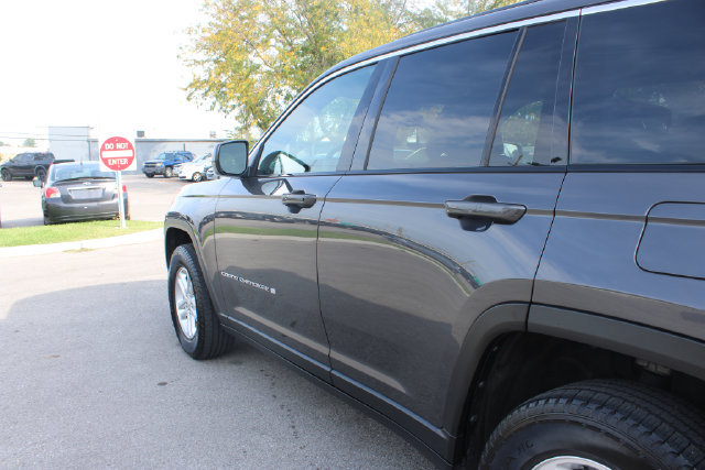 Used 2024 Jeep Grand Cherokee Laredo RWD image 45