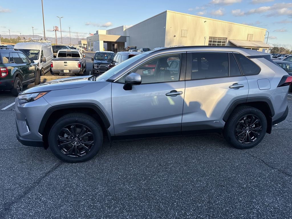 Used 2022 Toyota RAV4 XLE Premium image 4