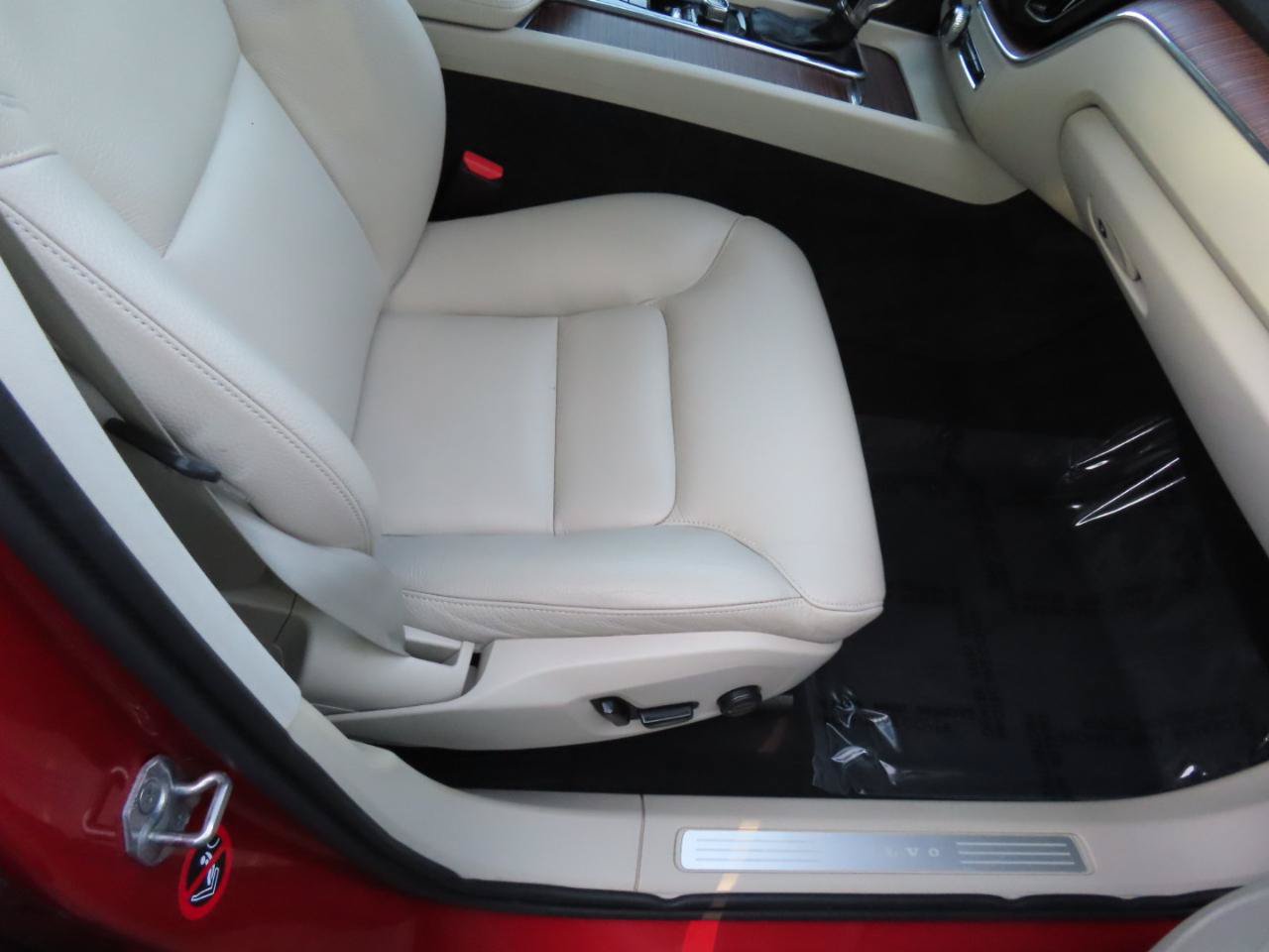Used 2019 Volvo XC60 T6 Momentum w/ Multimedia Package AWD/4WD image 16
