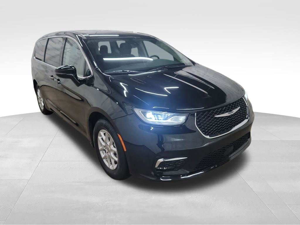 Used 2024 Chrysler Pacifica Touring-L image 2