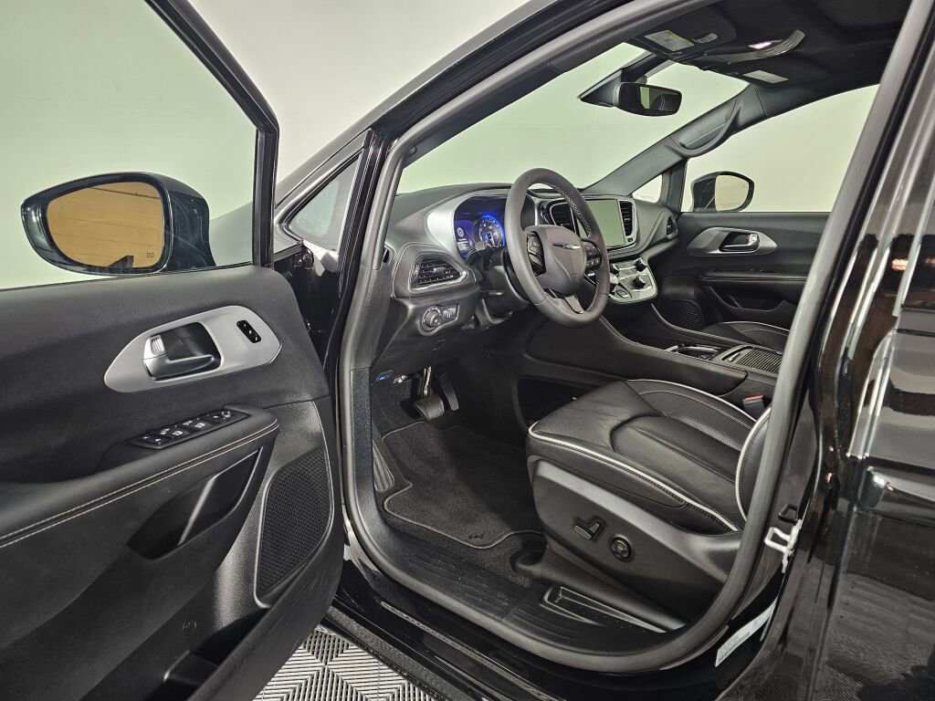 Used 2026 Chrysler Pacifica Limited w/ S Appearance Package image 18