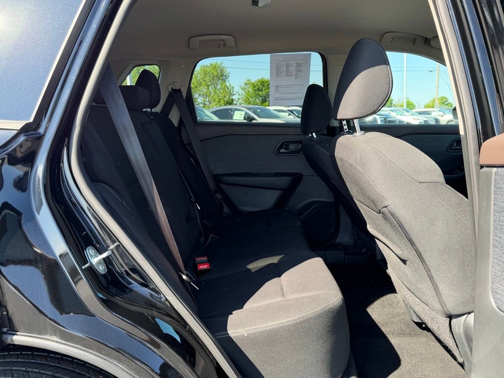 Used 2023 Nissan Rogue S AWD/4WD image 18
