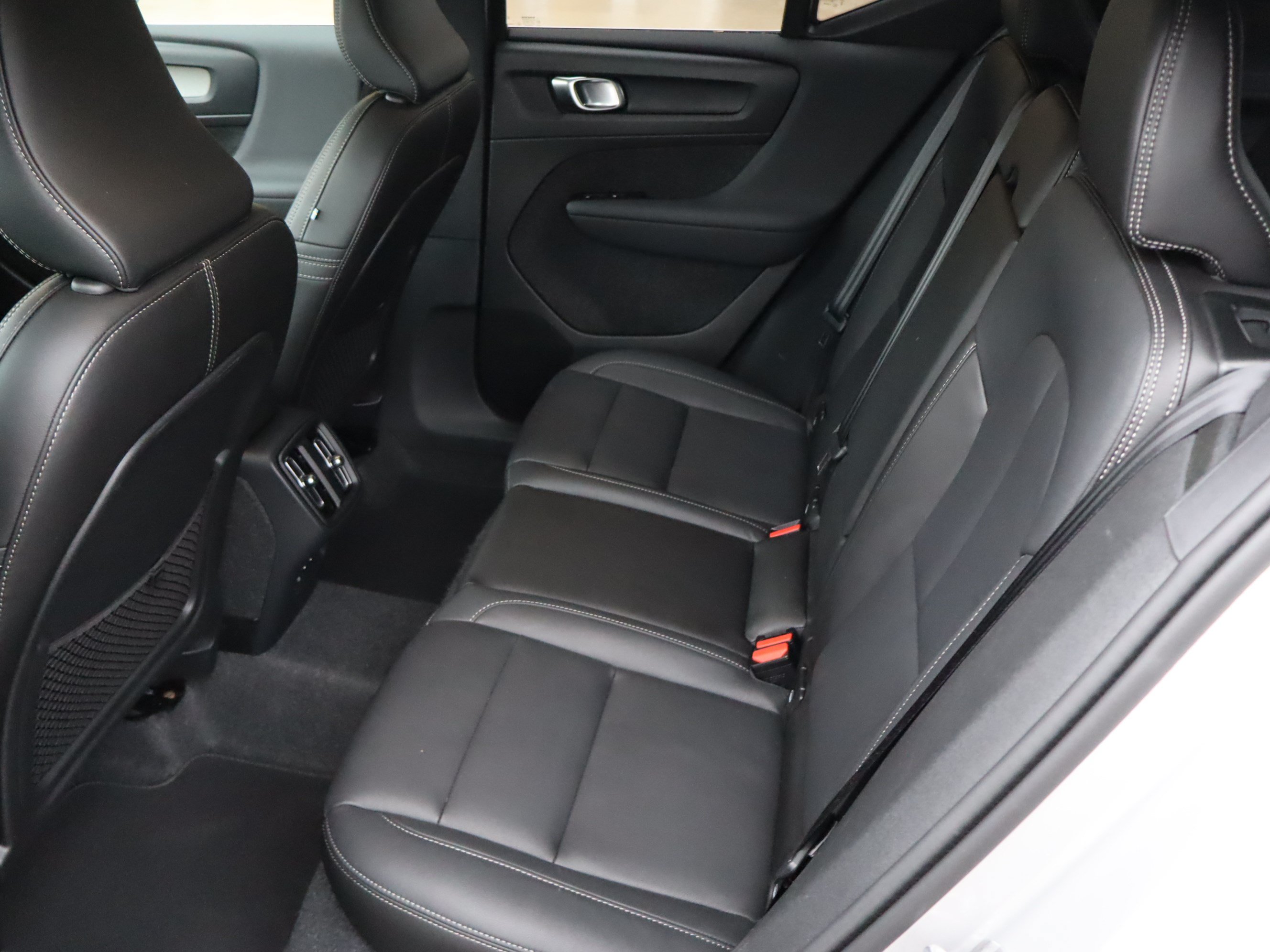 Used 2025 Volvo XC40 B5 Core AWD/4WD image 31