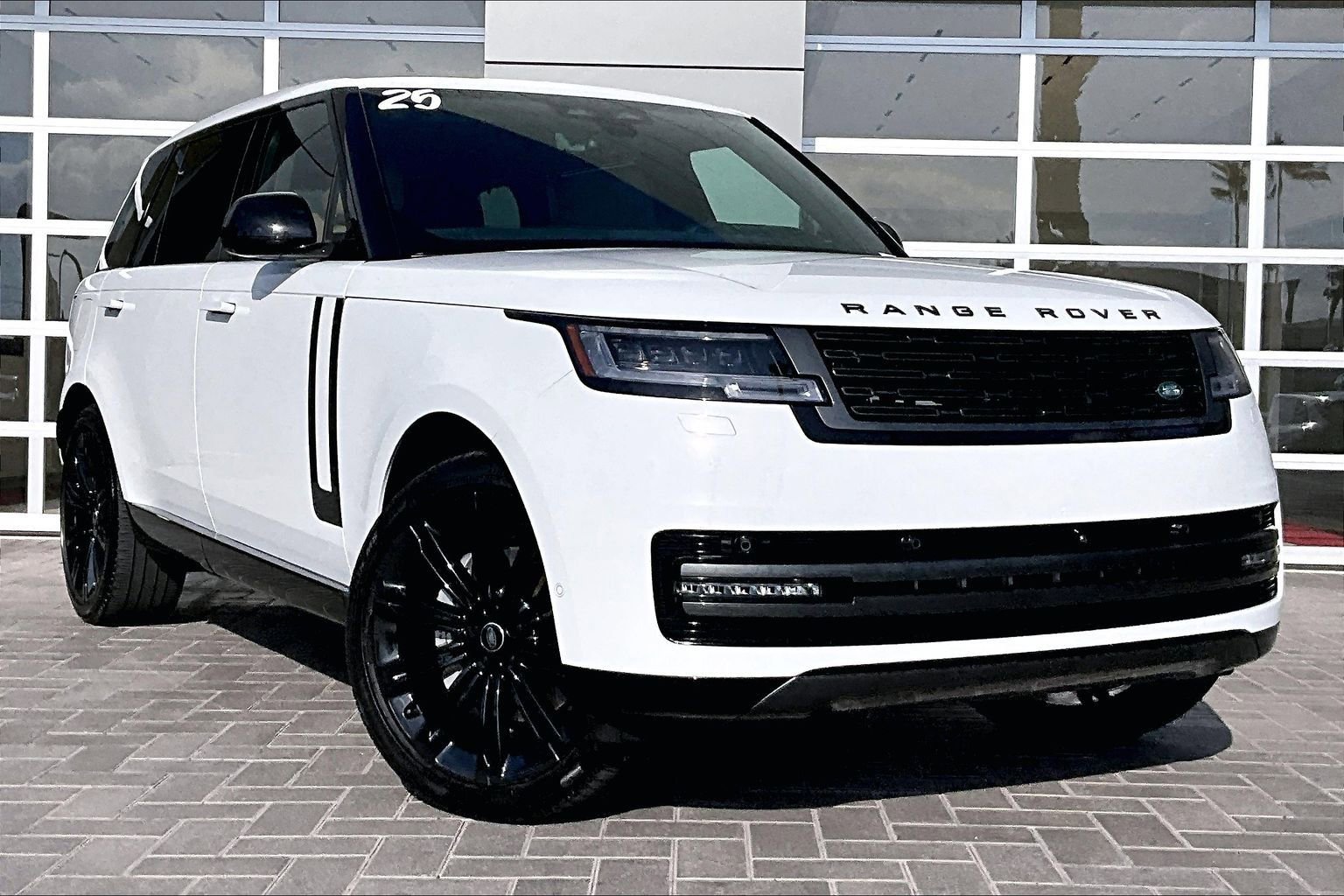 Used 2025 Land Rover Range Rover Long Wheelbase SE image 3