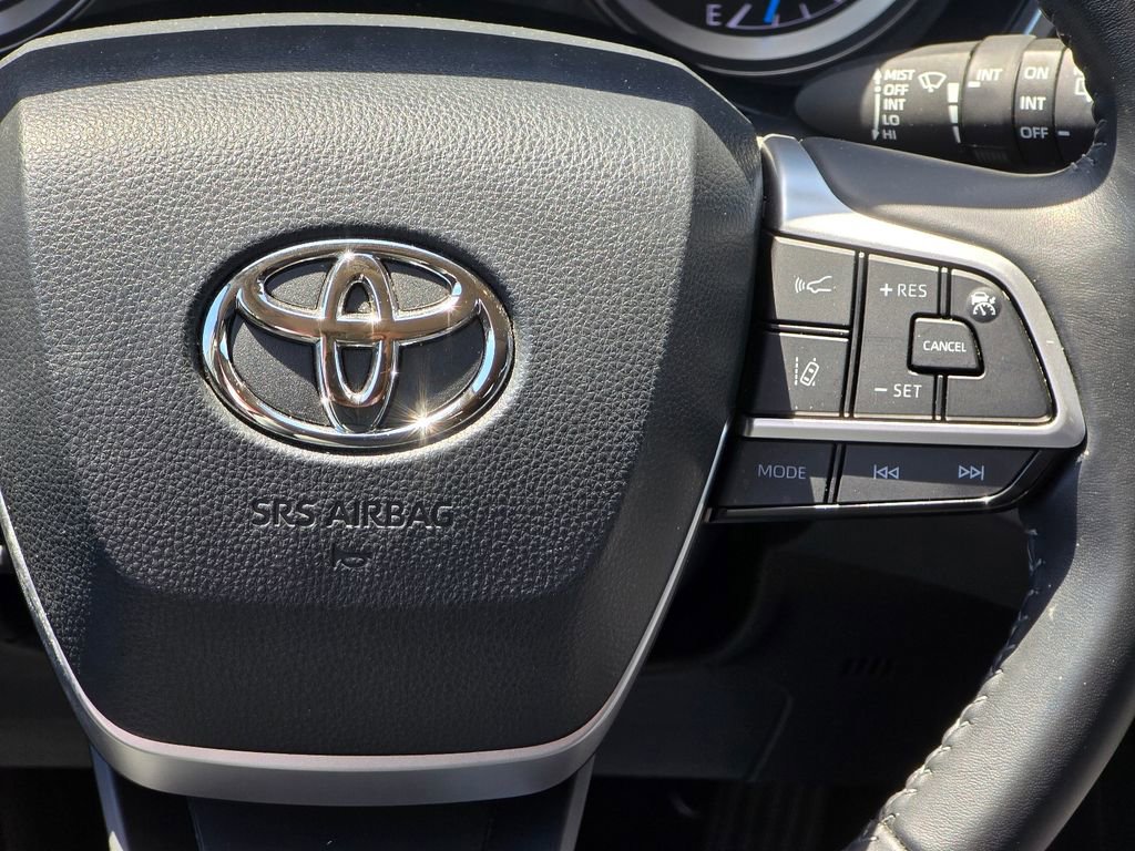 Used 2023 Toyota Highlander XLE FWD image 16