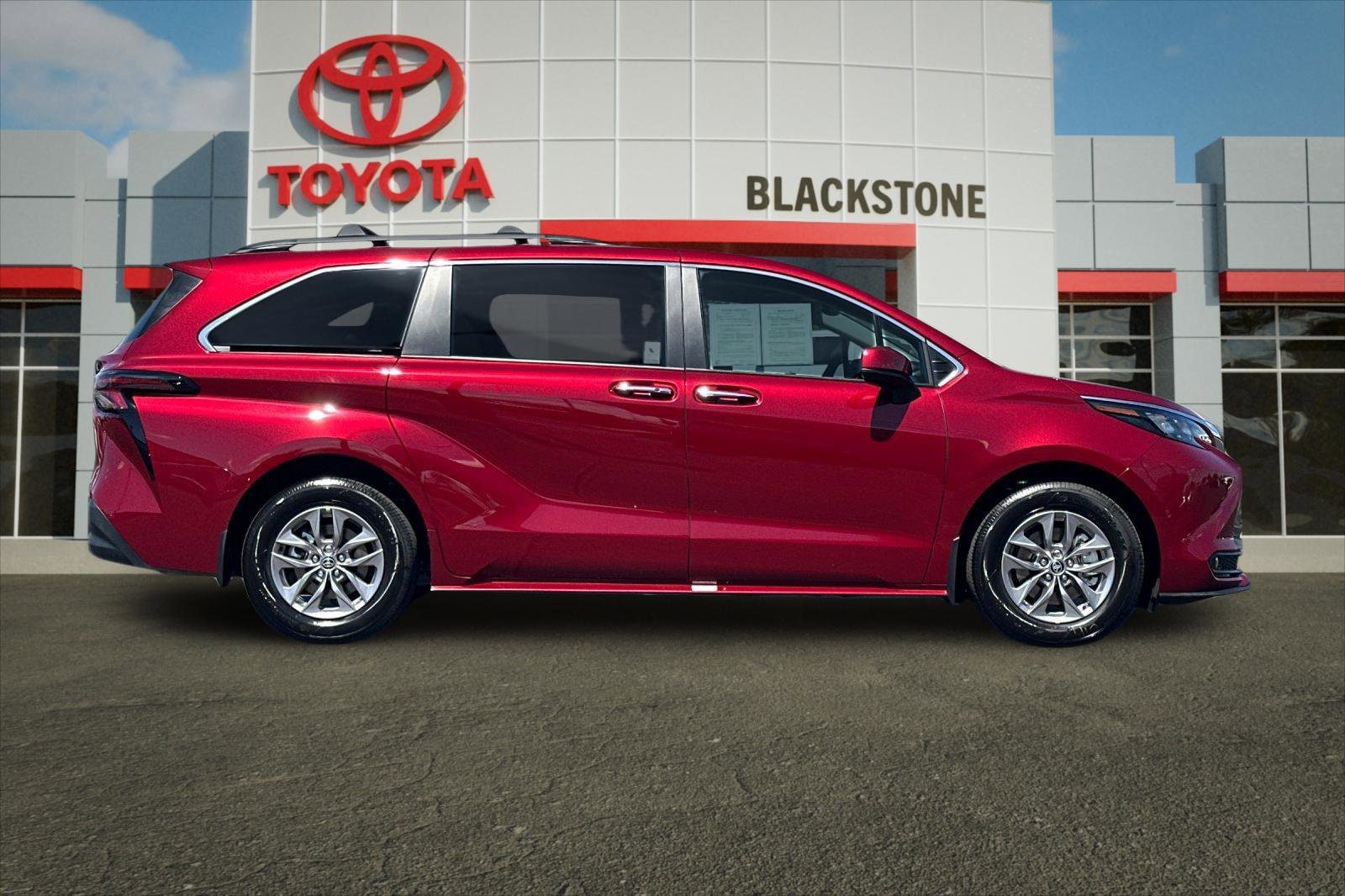 Certified 2026 Toyota Sienna XLE FWD image 2