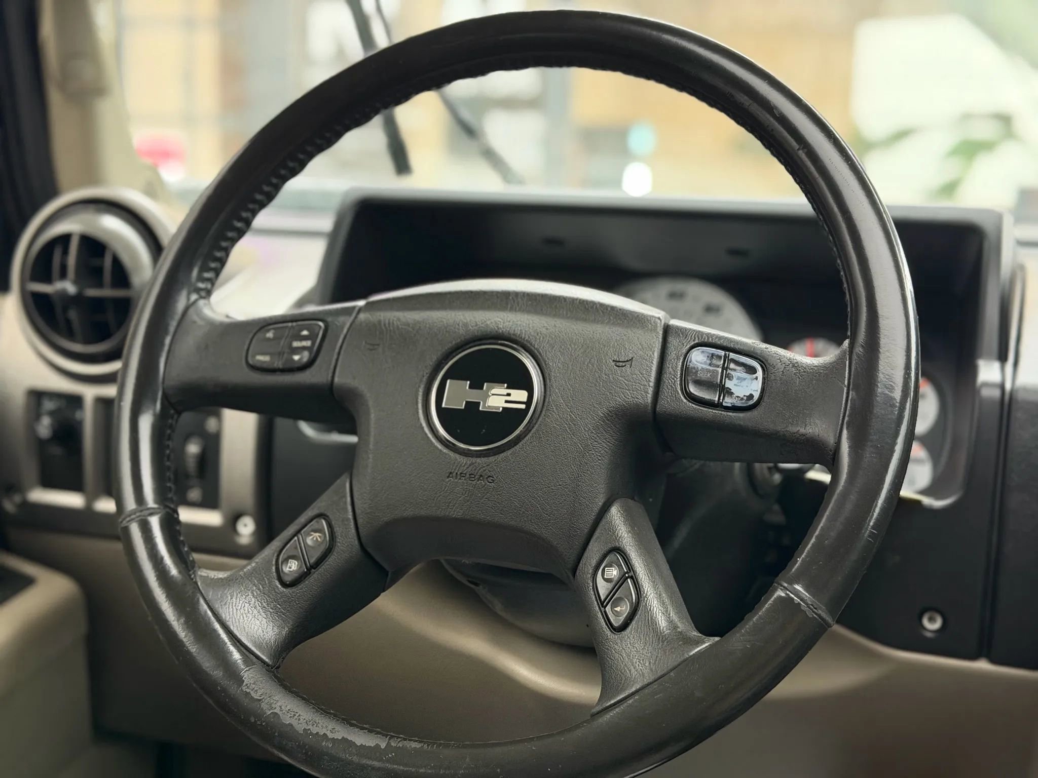 Used 2004 HUMMER H2 w/ Preferred Equipment Group image 32
