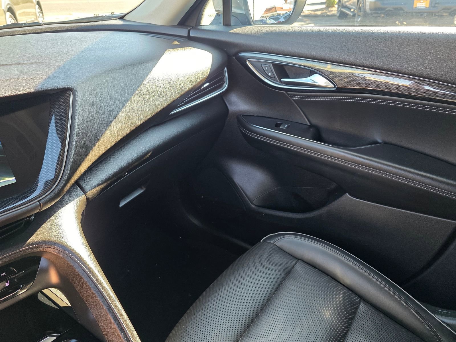 Used 2023 Buick Envision Essence image 32