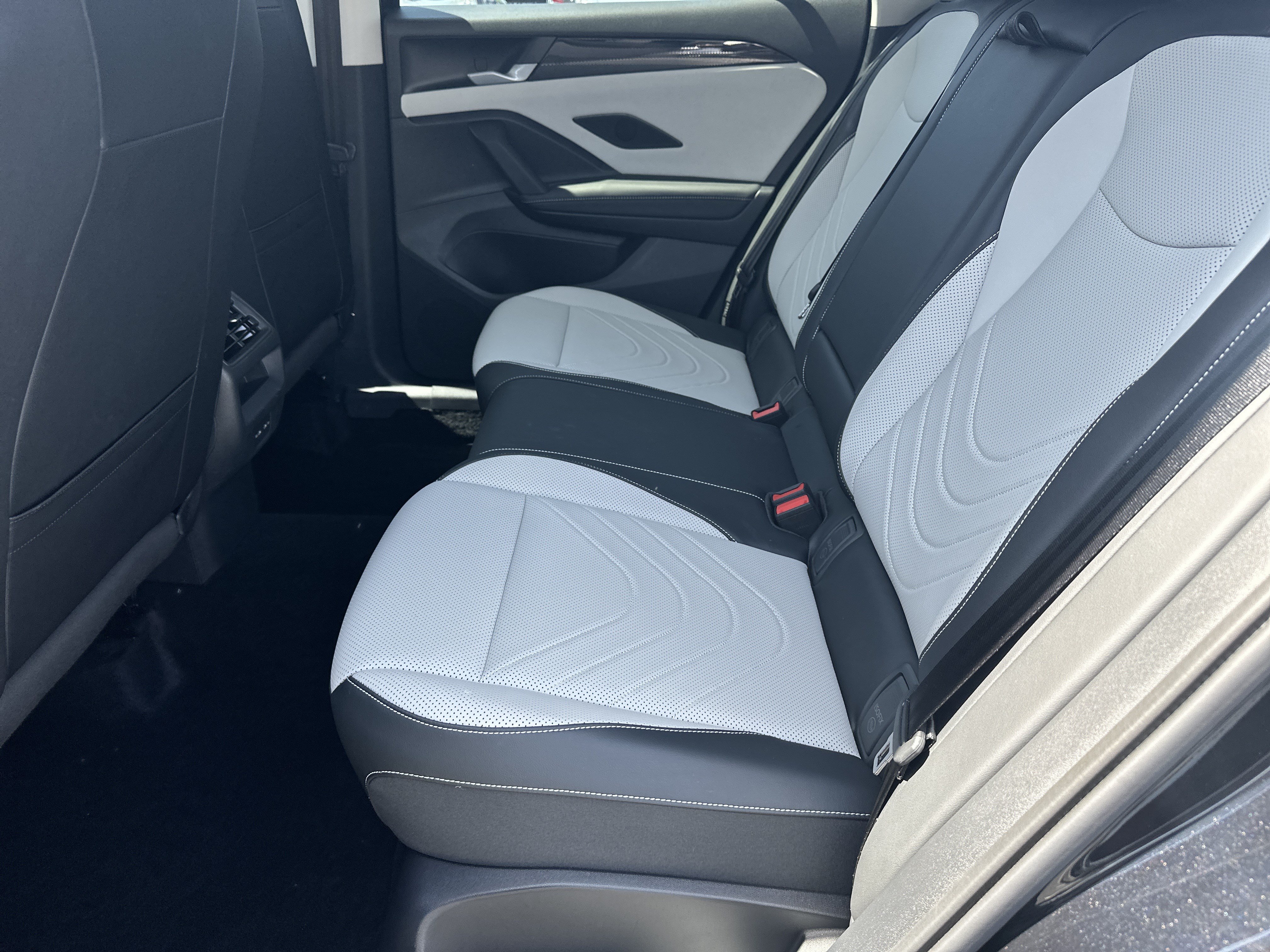 Used 2025 Volkswagen Tiguan SE FWD image 24