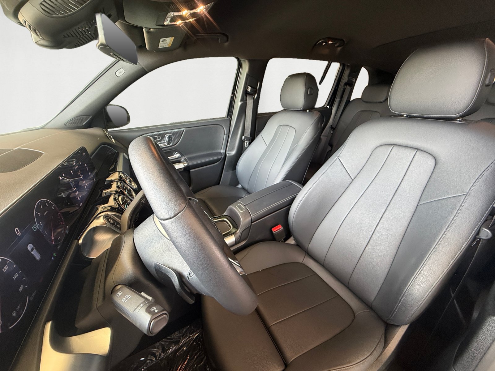 Used 2025 Mercedes-Benz GLB 250 image 10