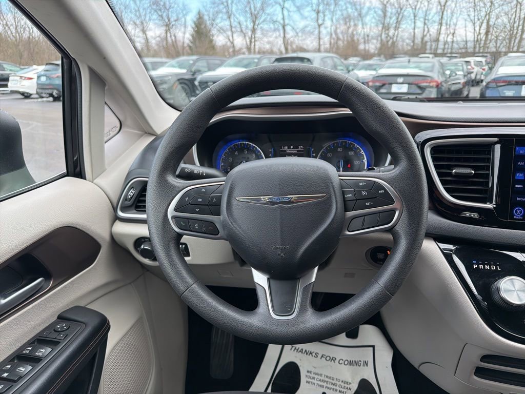 Used 2017 Chrysler Pacifica Touring image 12