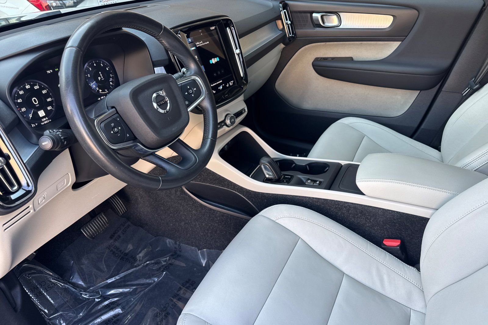Used 2021 Volvo XC40 T5 Momentum w/ Premium Package AWD/4WD image 13
