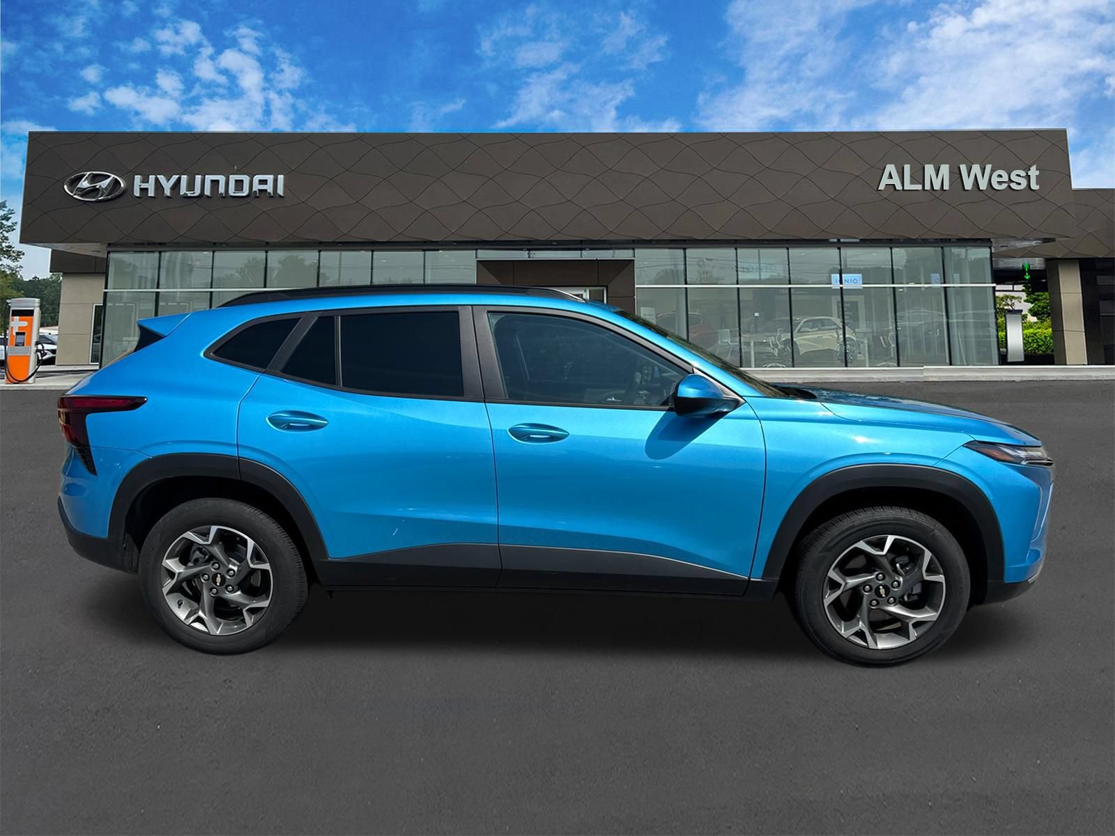 Used 2025 Chevrolet Trax LT FWD image 4