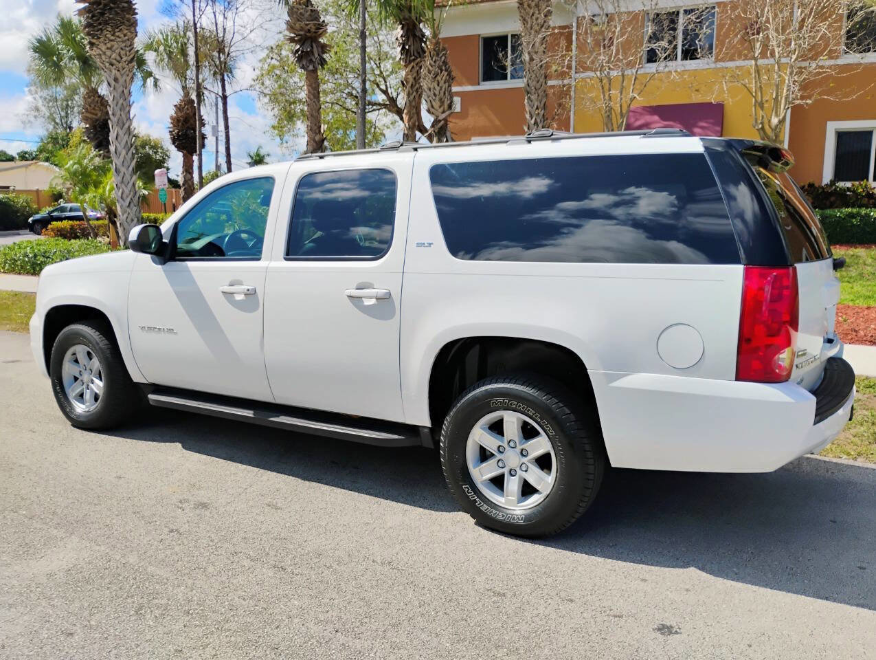 Used 2010 GMC Yukon XL SLT w/ SLT-2 Equipment Package image 4